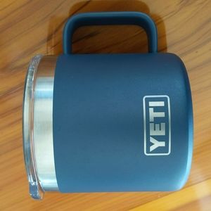 Yeti 14 oz travel travel mug in navy blue
